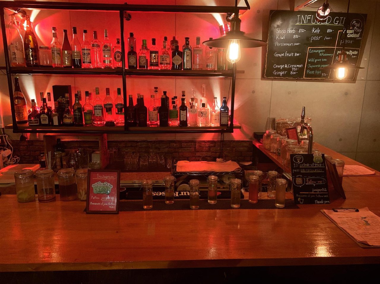 A Gin bar where you can taste domestic Gin and homemade infused Gin